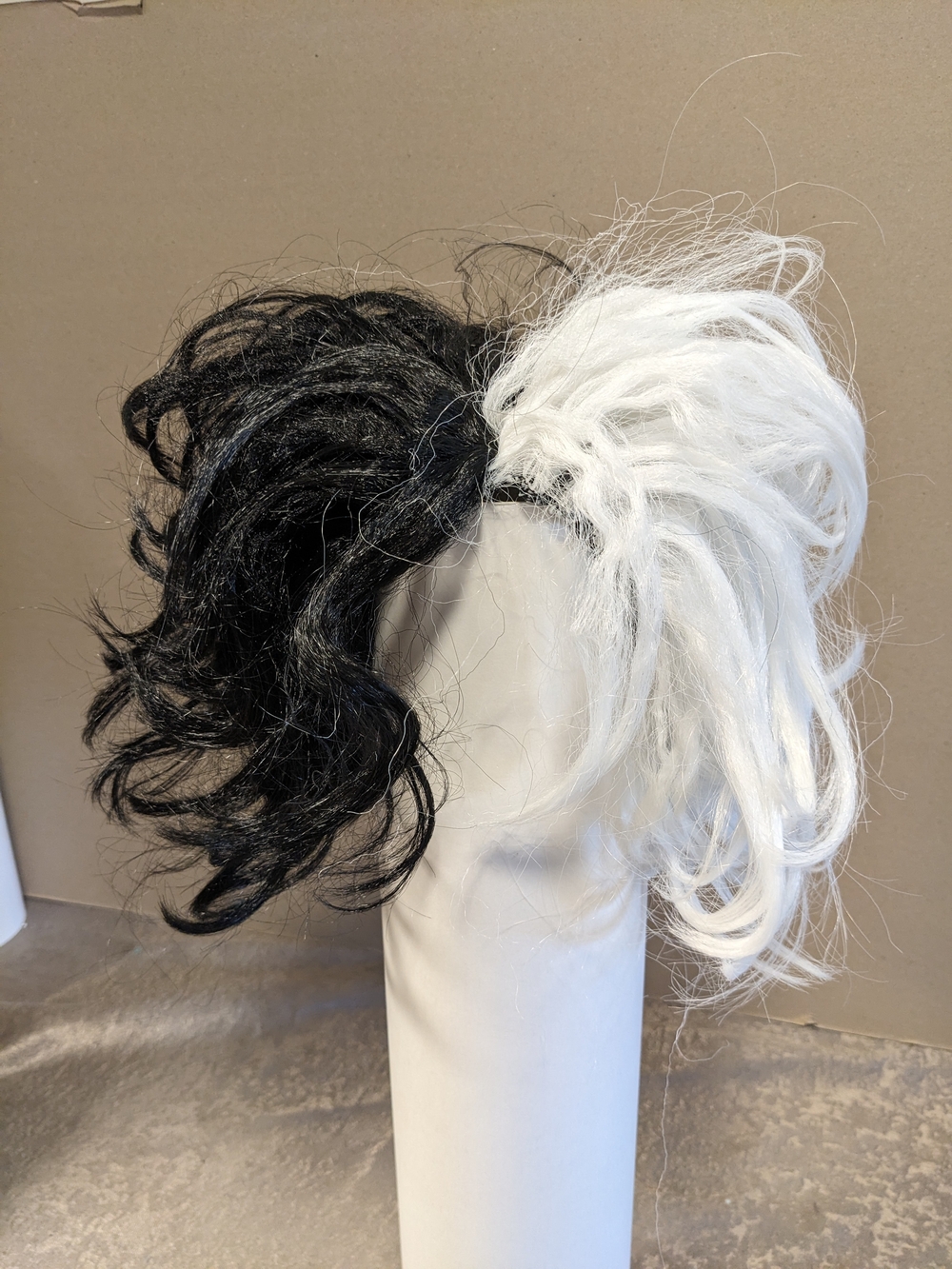 Rubie's Ms Spot/Cruella De Vil Black & White Two-Tone Wig OS 14+ - Picture 2 of 11